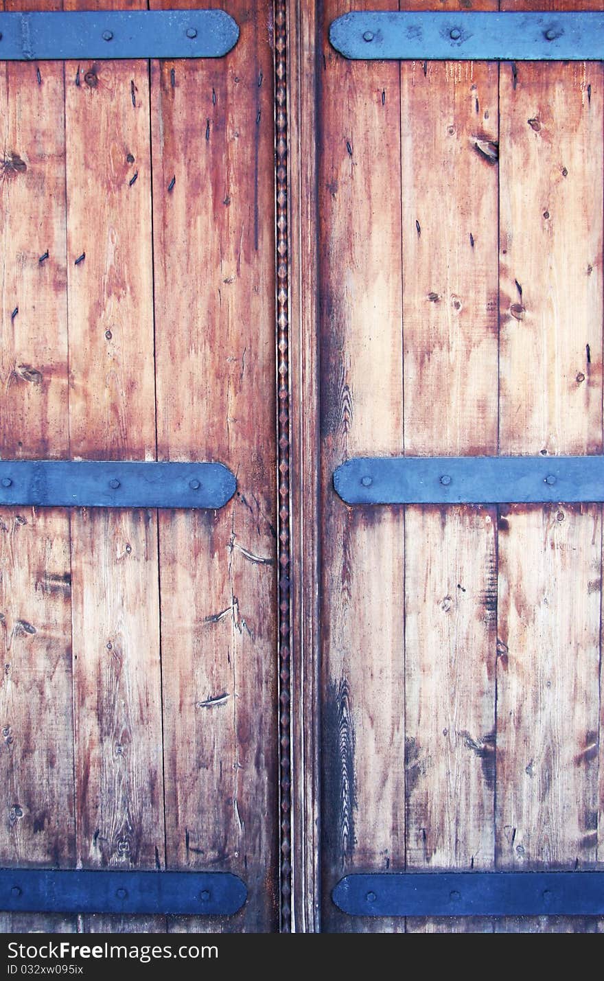 Wooden gate entrance to the courtyard. Wooden gate entrance to the courtyard