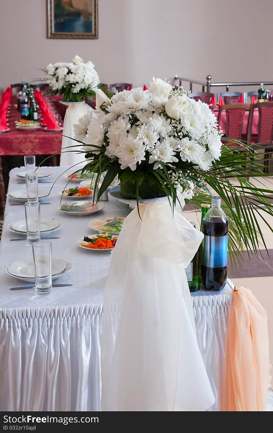 The big white bouquet decorates a restaurant interior. The big white bouquet decorates a restaurant interior.