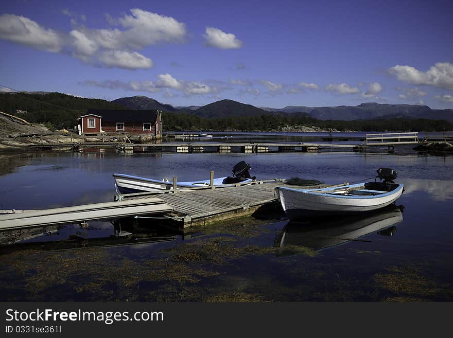 Beautifull Norway, bay  with boats and pier