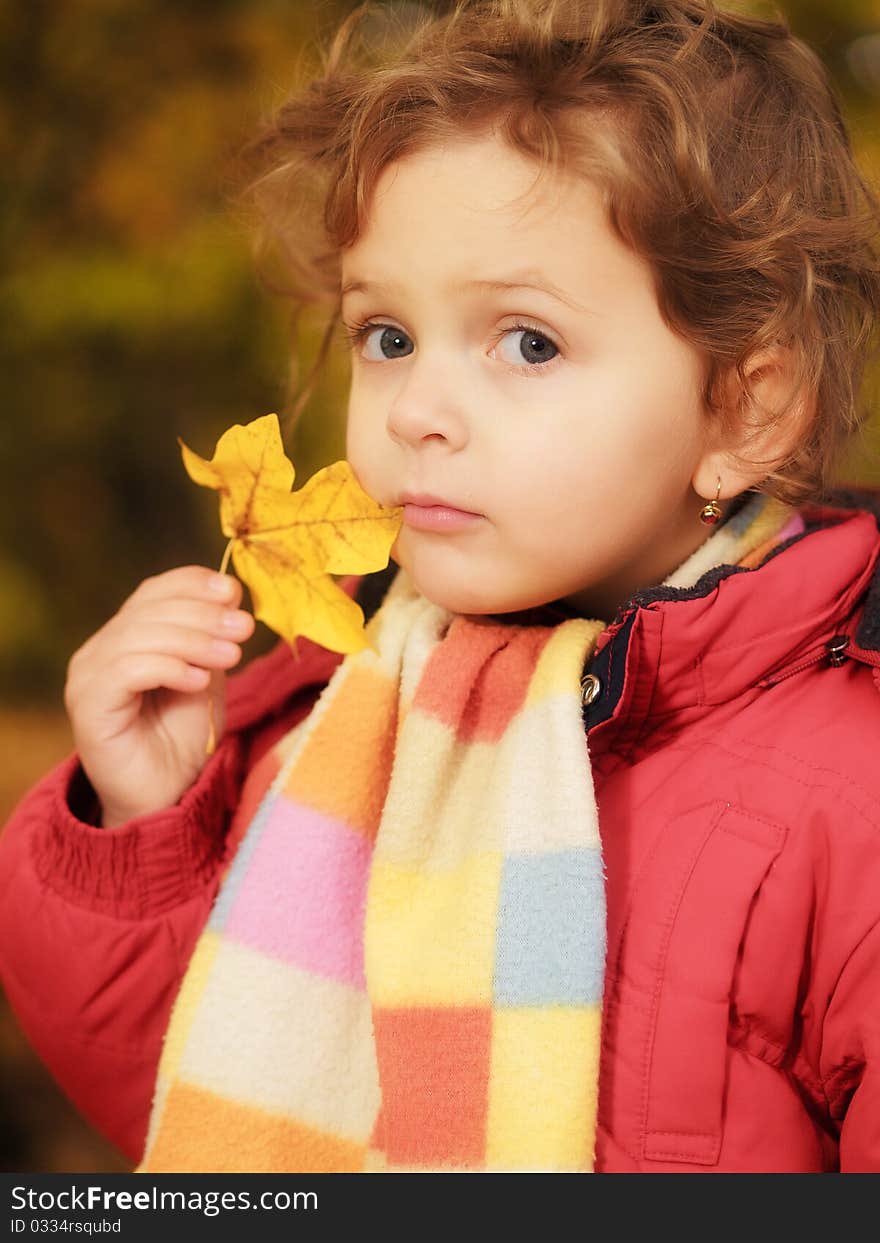 Outdoor portrait little girl with leaf