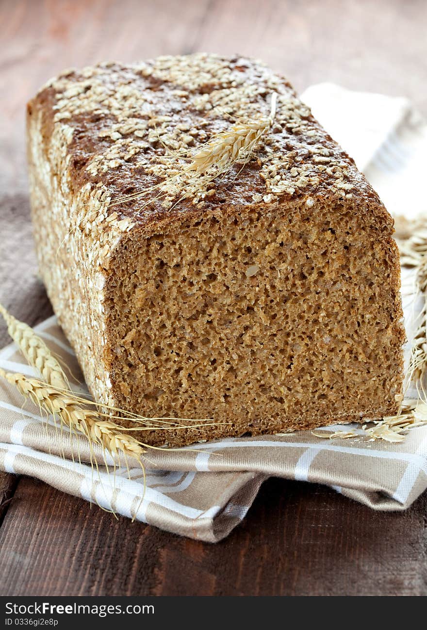 Fresh wholemeal bread on dishtowel