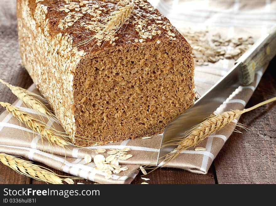 Sliced wholemeal bread on dishtowel