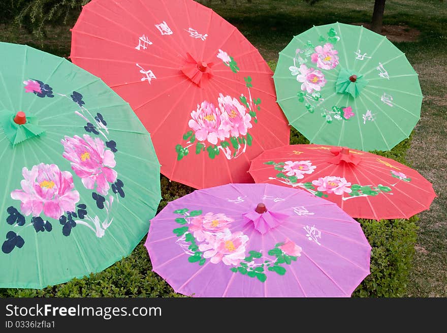 April 2009, China's Luoyang City, Henan Province, the traditional manual umbrella. April 2009, China's Luoyang City, Henan Province, the traditional manual umbrella.