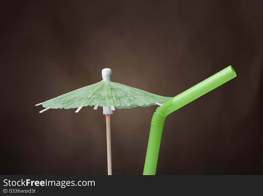 Paper umbrella and tubule to decorate the glasses with a cocktail.