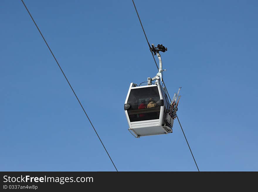 Ski lift cabin