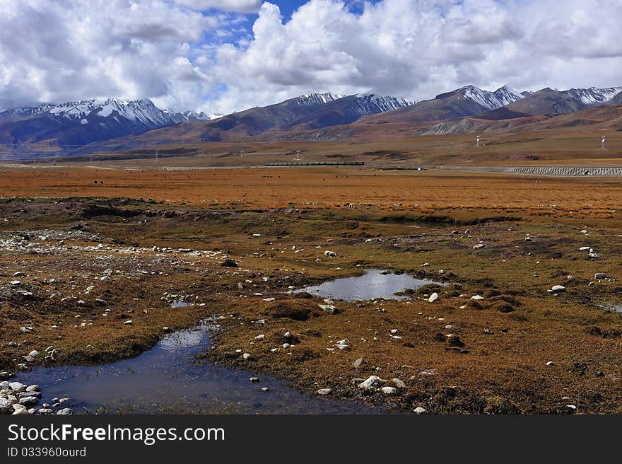 Plateau wetland snowy mountains and the beautiful scenery