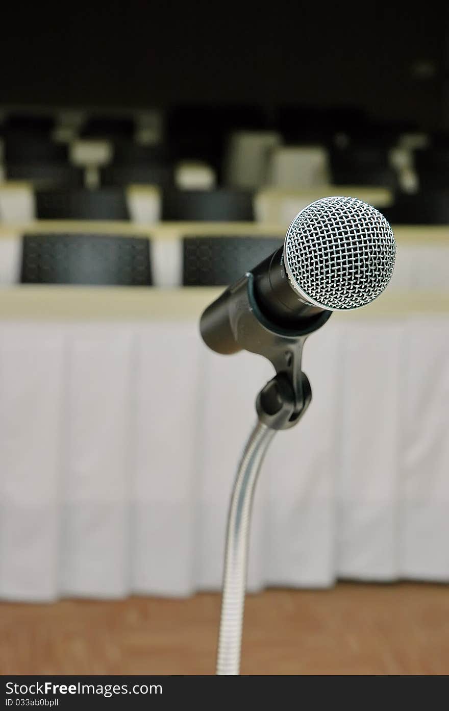 Microphone amplifier for talks