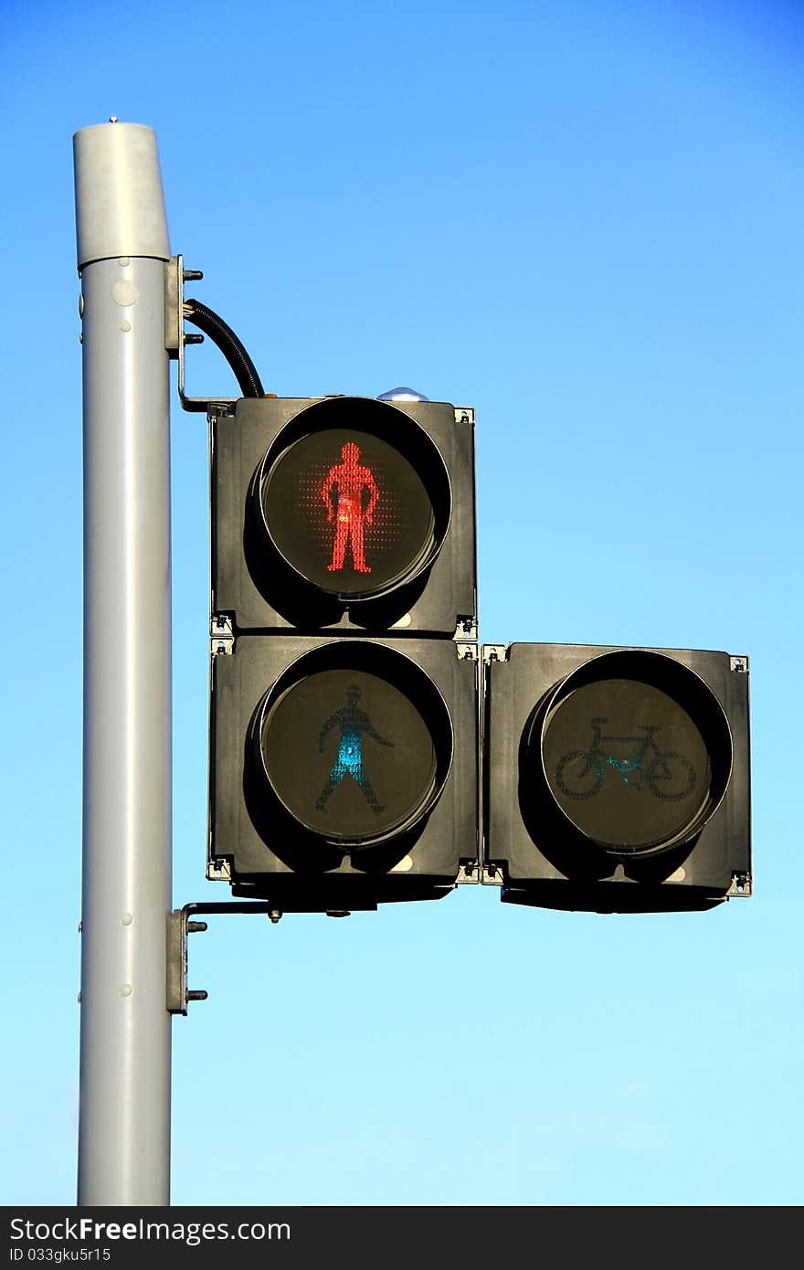 Image of traffic light changing to green and red