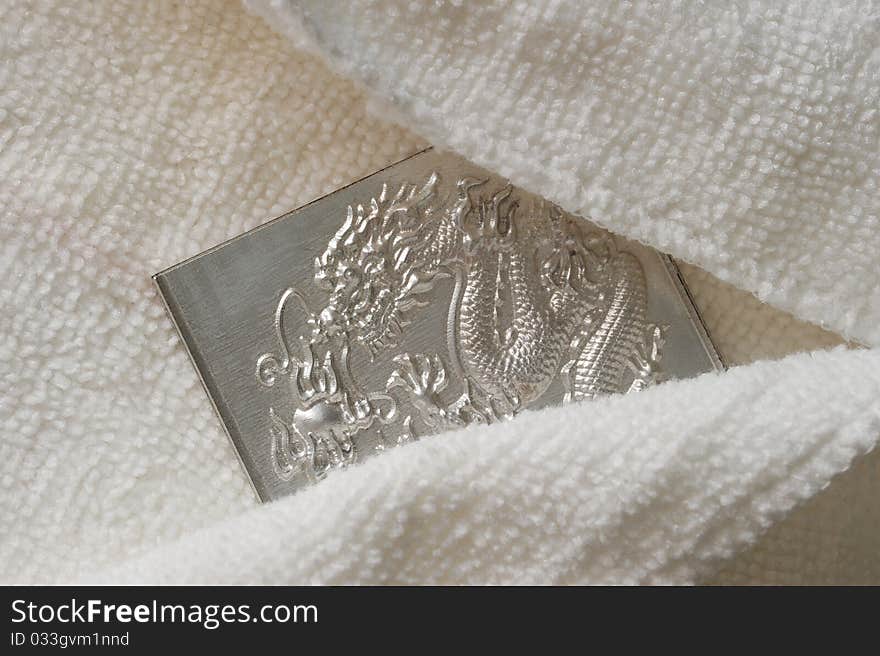 Hiding engraving dragon