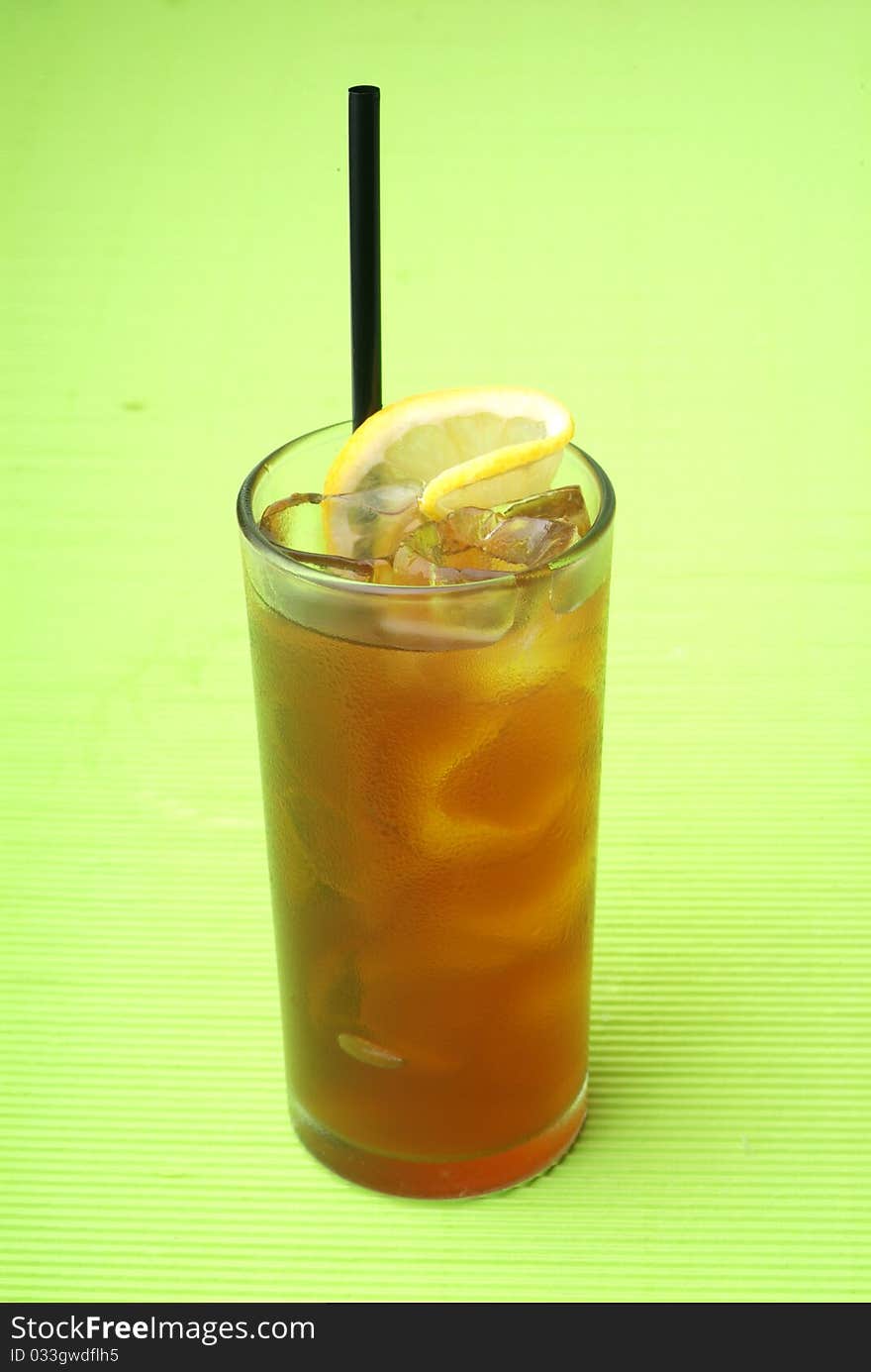 A glass of fresh ice tea with lemon