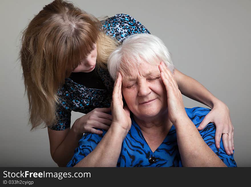 The elderly woman complains of a cephalalgia. The elderly woman complains of a cephalalgia