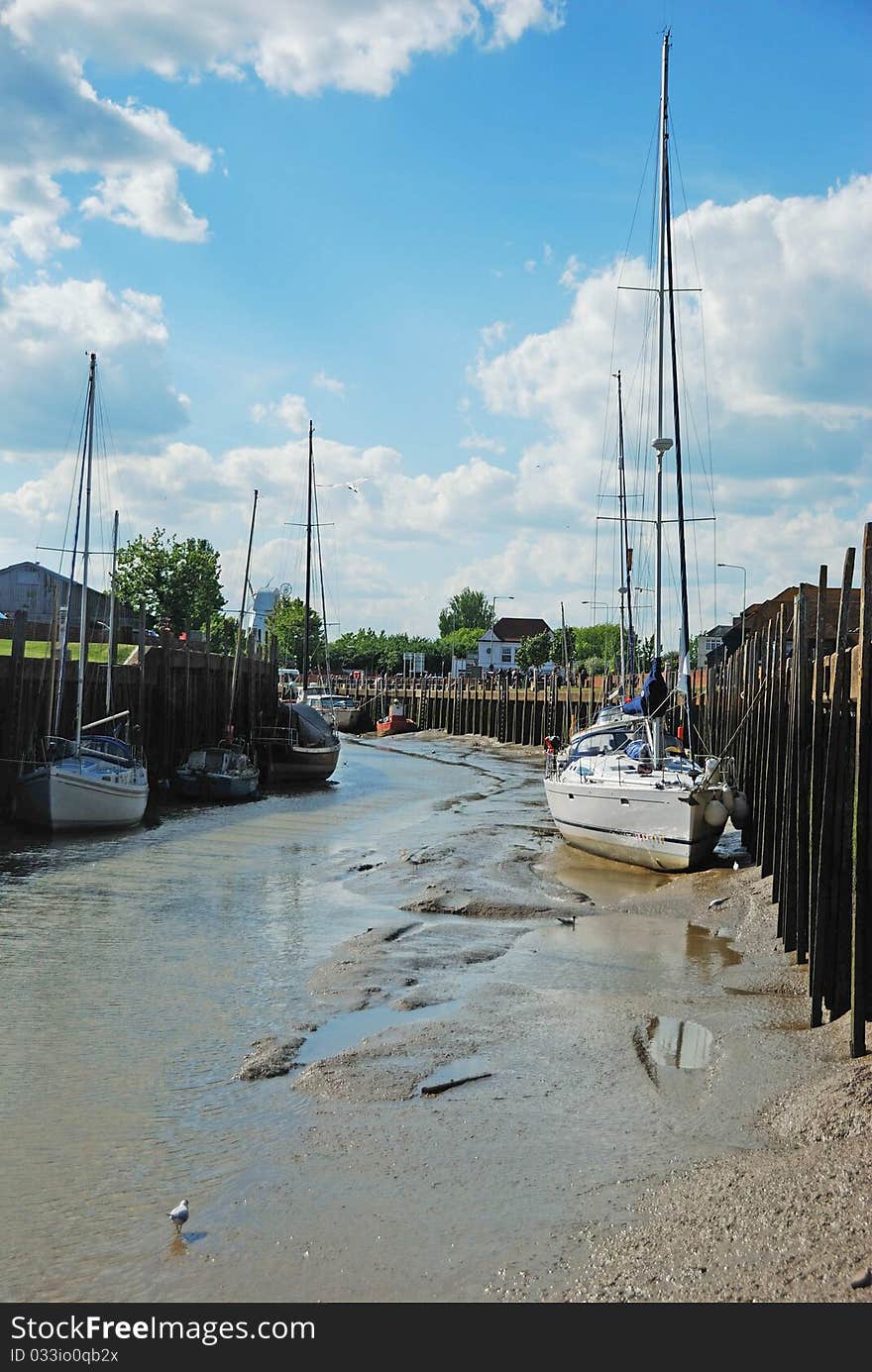 Eb tide in river with yachts on sunny day