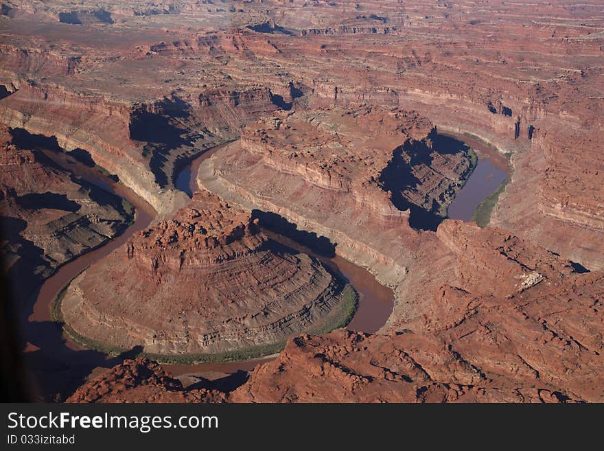 Aerial view of 8-shaped river bend at Canyonlands NP, Utah, USA