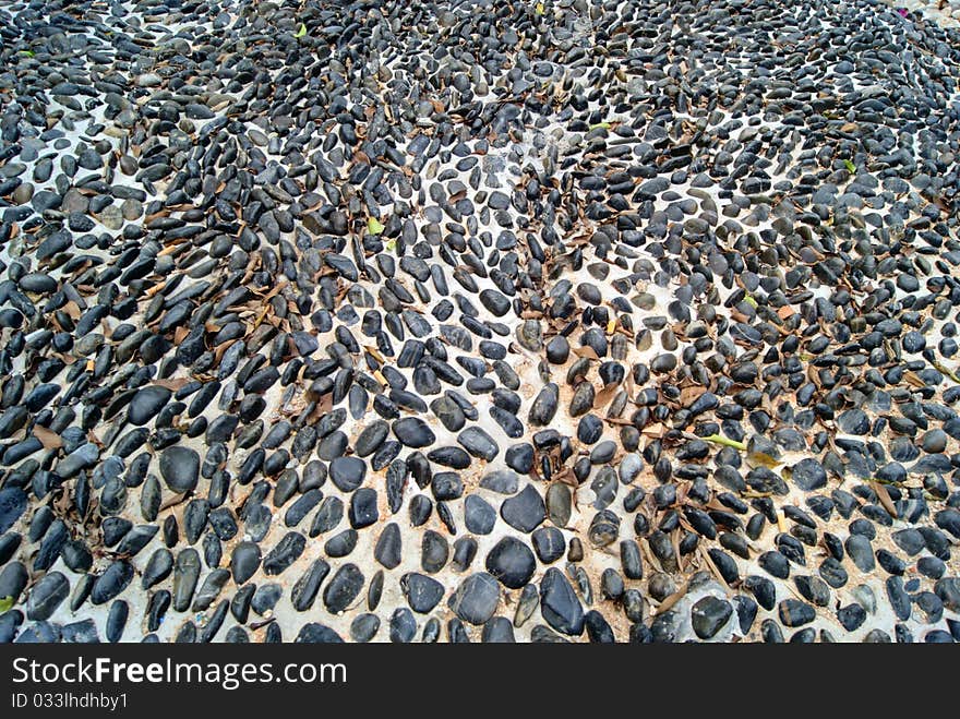 Black pebble-paved ground, like a painting; gives a lot of imagination.