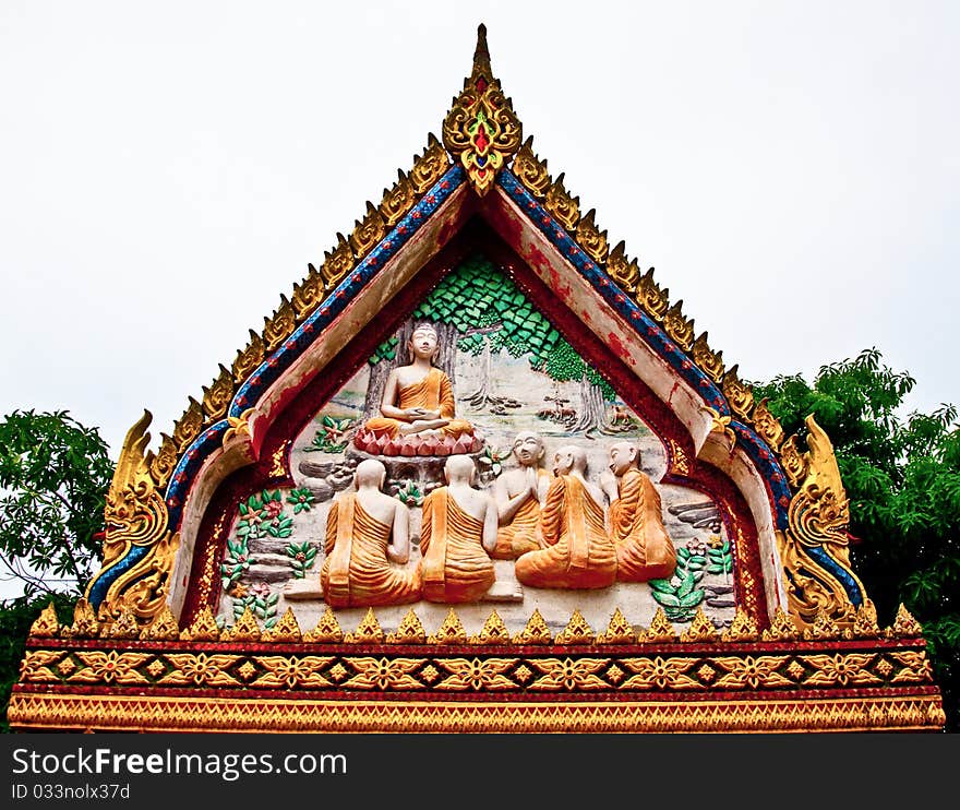 The thai art above entrance the temple