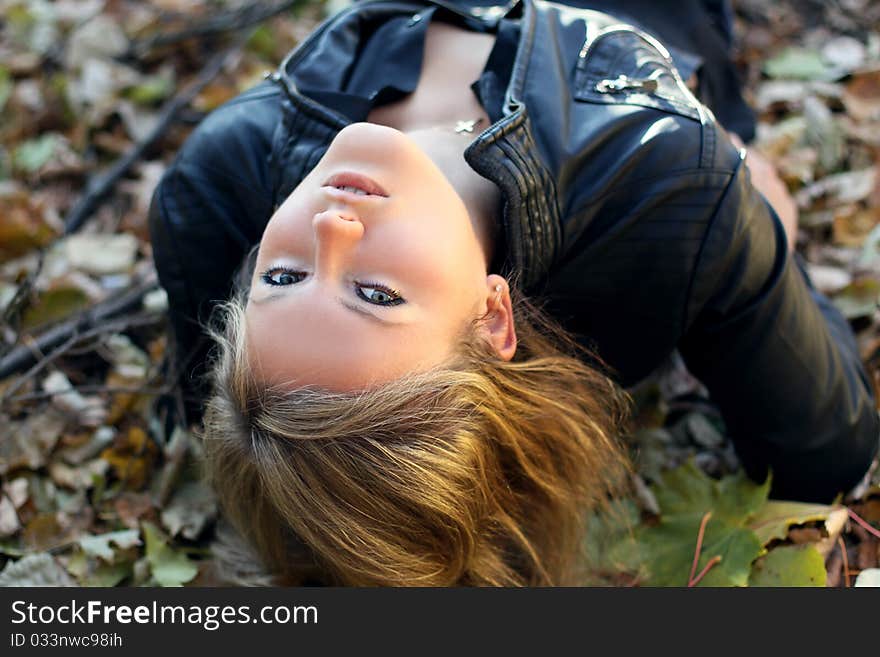 Young beautiful woman with the nature, autumn.