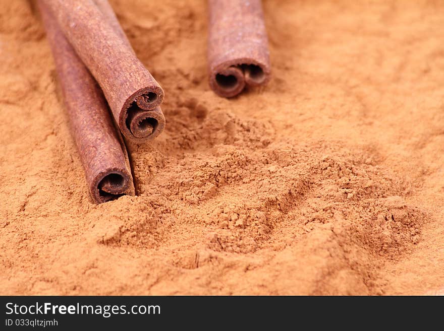 Cinnamon sticks and ground cinnamon