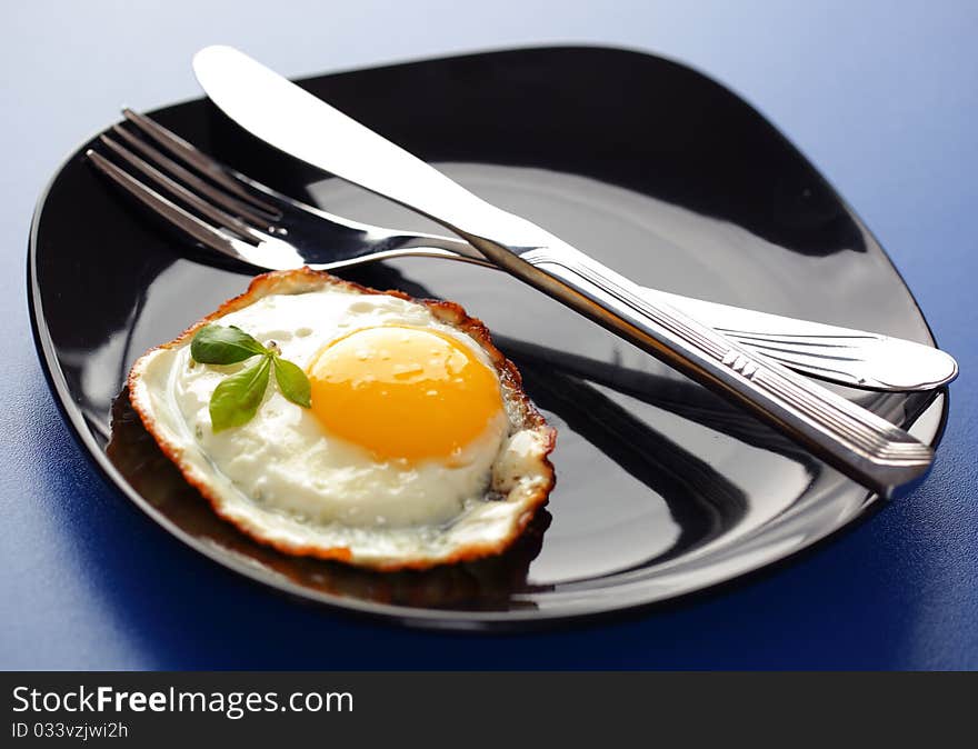 Scrambled eggs on a plate