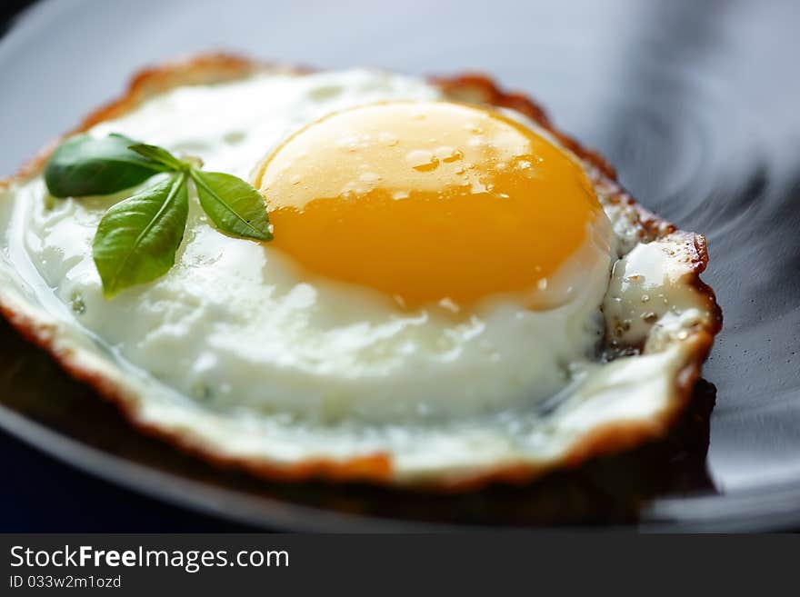 Scrambled eggs on a plate