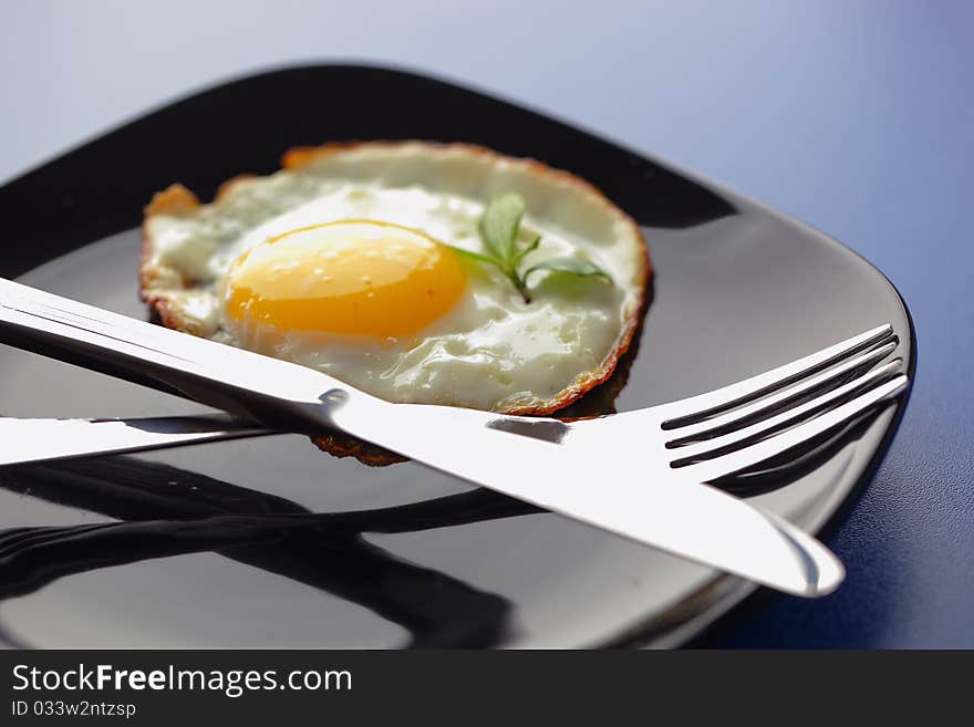 Scrambled eggs on a plate