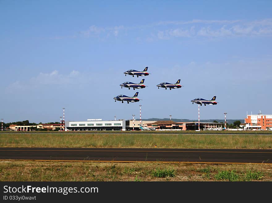 The Italian tricolor arrows are preparing for an air show