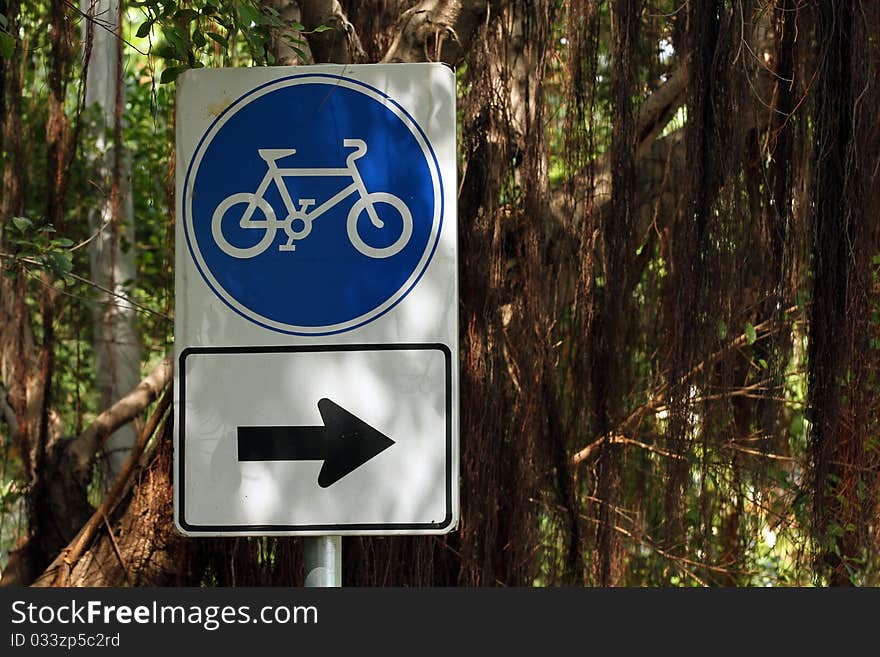 The bicycle sign in the park.