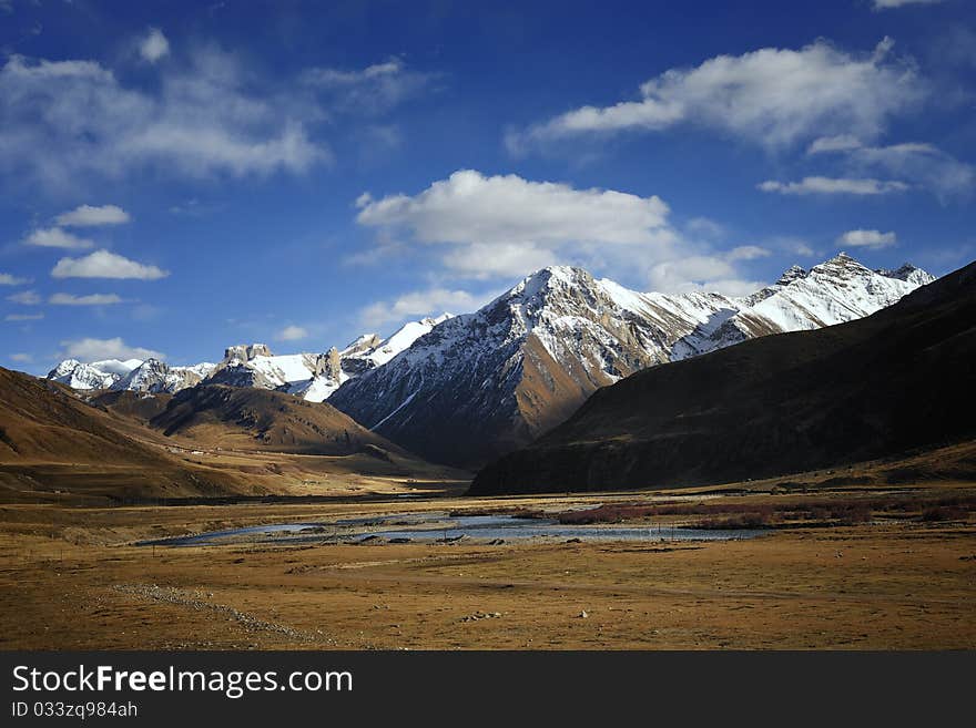 This is a common a sight in the Tibetan Plateau. This is a common a sight in the Tibetan Plateau.