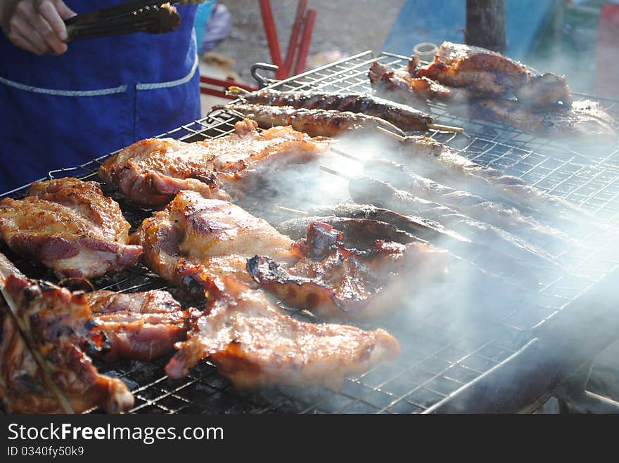 The chicken roast on the sieve at the market