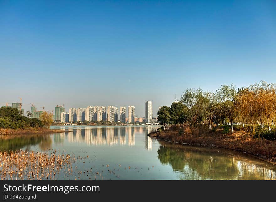 Lake charming autumn scenery, like an oil painting in general.