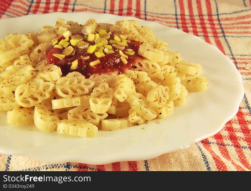 Pasta with tomato sauce and onion