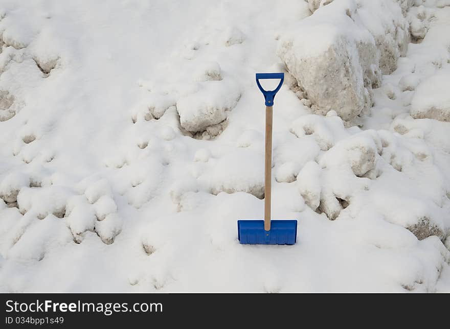 Snow shovel