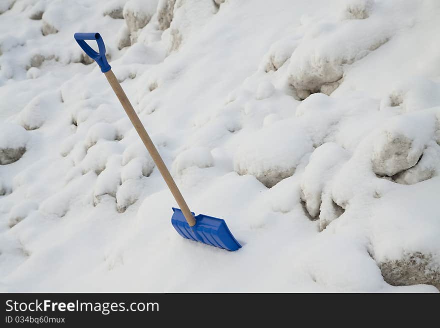 Snow shovel