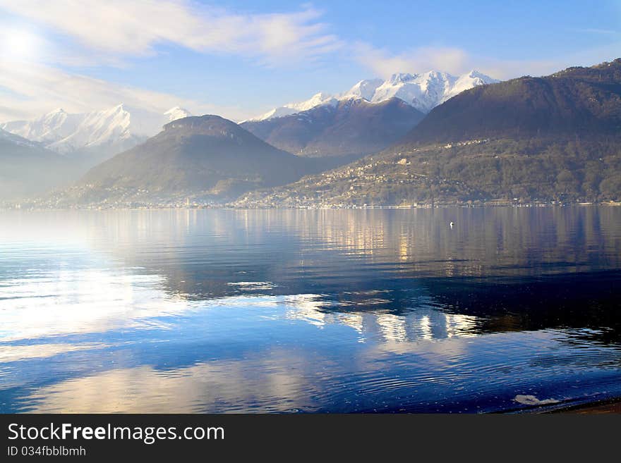 Lake with mountains enuvole white