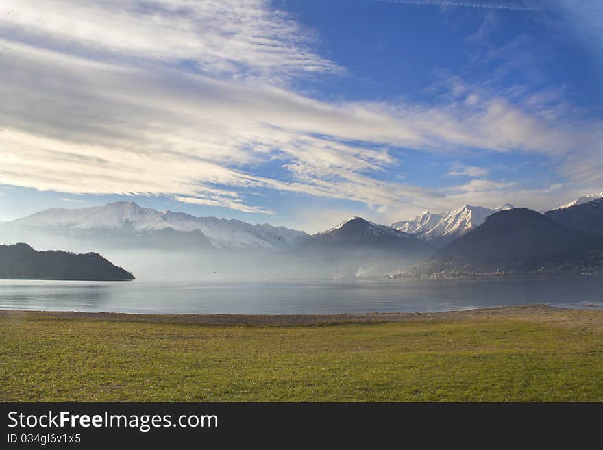 Lake with mountains enuvole white