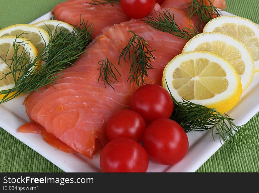 Smoked salmon with tomato and lemon