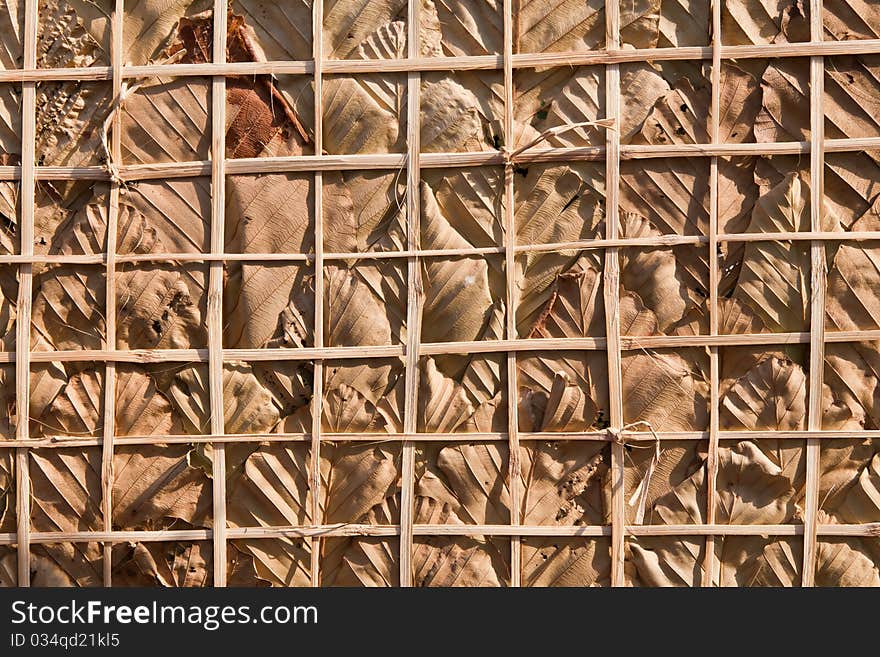 The leaves panel made of several thick leaves arranged in layers and controled by pieces of bamboo wood.