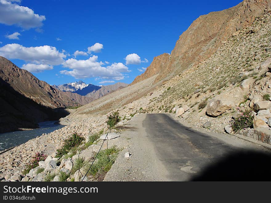 Road to Ladakh terrain