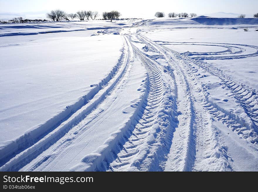 In the cold winter, the snow white car left a clear footprint. In the cold winter, the snow white car left a clear footprint