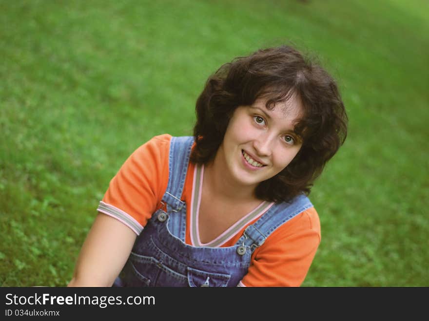 A young wooman on green grass