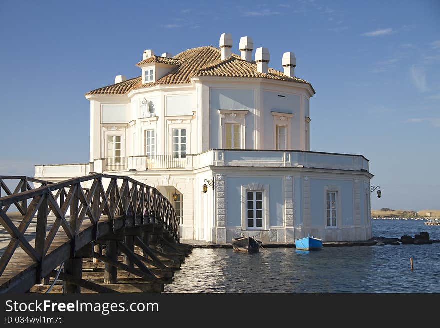 Carlo Vanvitelli in 1782 at the behest of Ferdinand IV of Bourbon, builds on an island on Lake Fusaro, this casino for real hunting and fishing. The building is a polygonal composed of three octagonal that intersect each other at the top, creating a concave-convex geometry of shapes, terraces, views and suggestive glazed perspectives. The building is on two levels. Downstairs, organized around a central hall, two ambulatory placed one north and one south, make the plan more extensive than the upper. The latter is in fact smaller and has four terraces corresponding to the roofs of porches on the lower floor walkers. Host of celebrities and historical figures such as Mozart, Rossini, Tsar of Russia, Vittorio Emanuele III and President Luigi Einaudi, who stayed at this house. A wooden bridge links the cottage to the shore of the lake whose perimeter is surrounded by a platform built with blocks of stones from Vesuvius. Carlo Vanvitelli in 1782 at the behest of Ferdinand IV of Bourbon, builds on an island on Lake Fusaro, this casino for real hunting and fishing. The building is a polygonal composed of three octagonal that intersect each other at the top, creating a concave-convex geometry of shapes, terraces, views and suggestive glazed perspectives. The building is on two levels. Downstairs, organized around a central hall, two ambulatory placed one north and one south, make the plan more extensive than the upper. The latter is in fact smaller and has four terraces corresponding to the roofs of porches on the lower floor walkers. Host of celebrities and historical figures such as Mozart, Rossini, Tsar of Russia, Vittorio Emanuele III and President Luigi Einaudi, who stayed at this house. A wooden bridge links the cottage to the shore of the lake whose perimeter is surrounded by a platform built with blocks of stones from Vesuvius