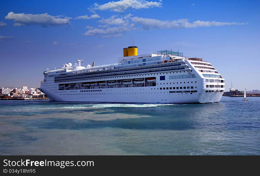 Big cruise coming to the port of Alicante