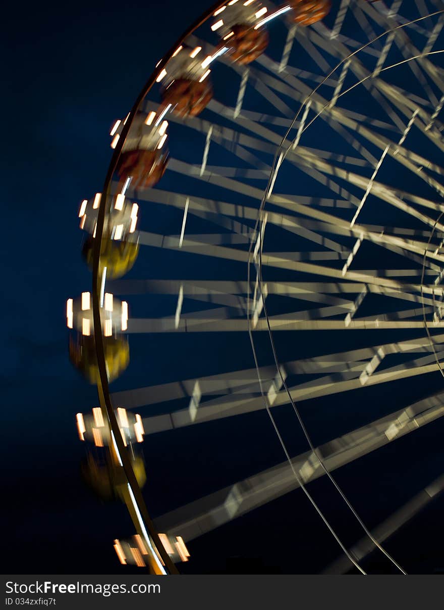 Ferris wheel turning around in an amusement park