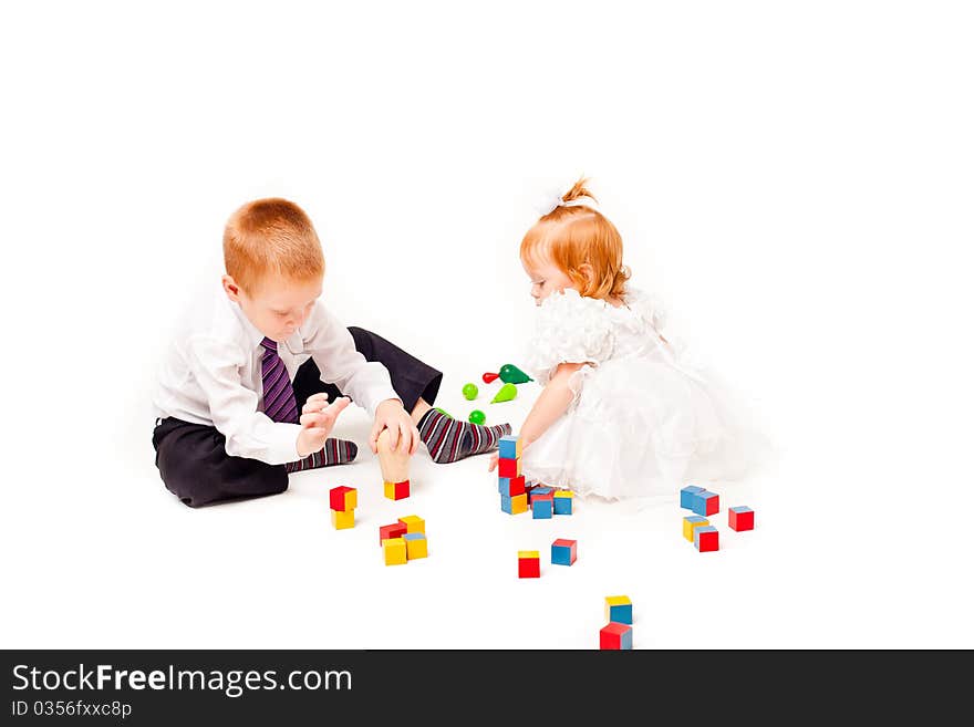 A pigeon pair play with blocks