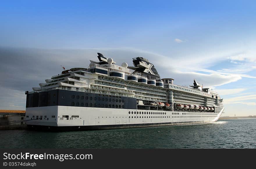 Starboard side of a cruise tied ud in Alicante. Starboard side of a cruise tied ud in Alicante