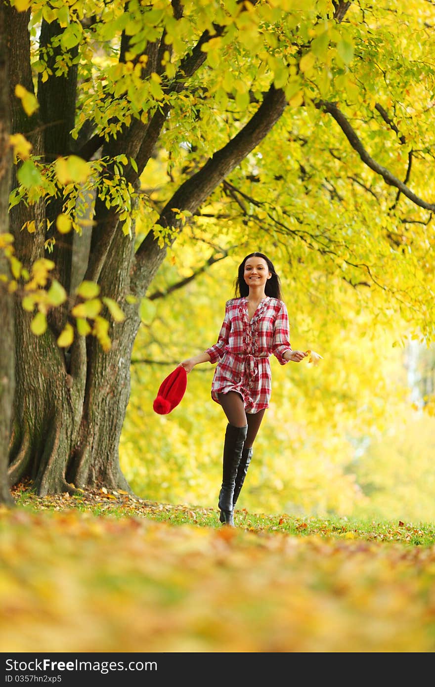 Autumn woman portret in park