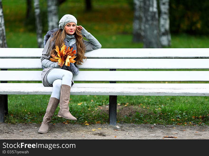 Autumn woman portret in park