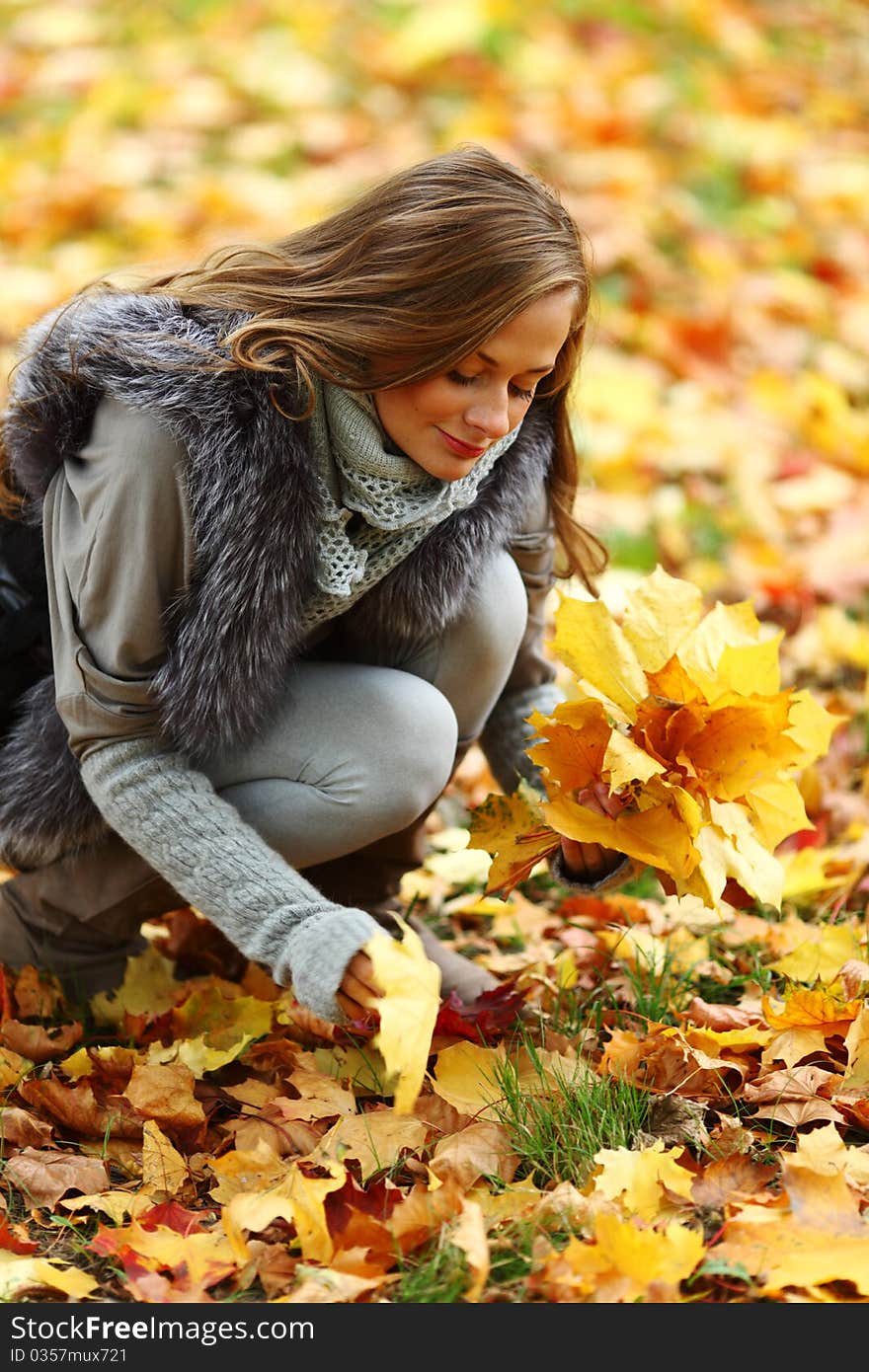 Autumn woman portret in park