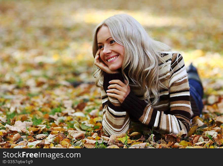 Autumn woman portret in park