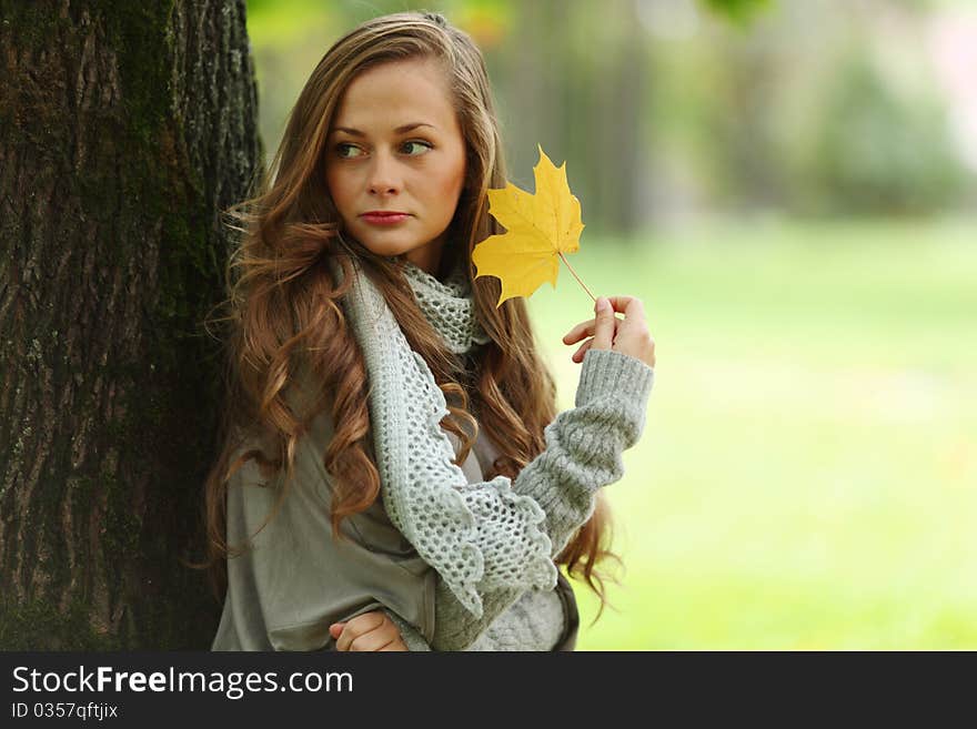 Autumn woman portret in park