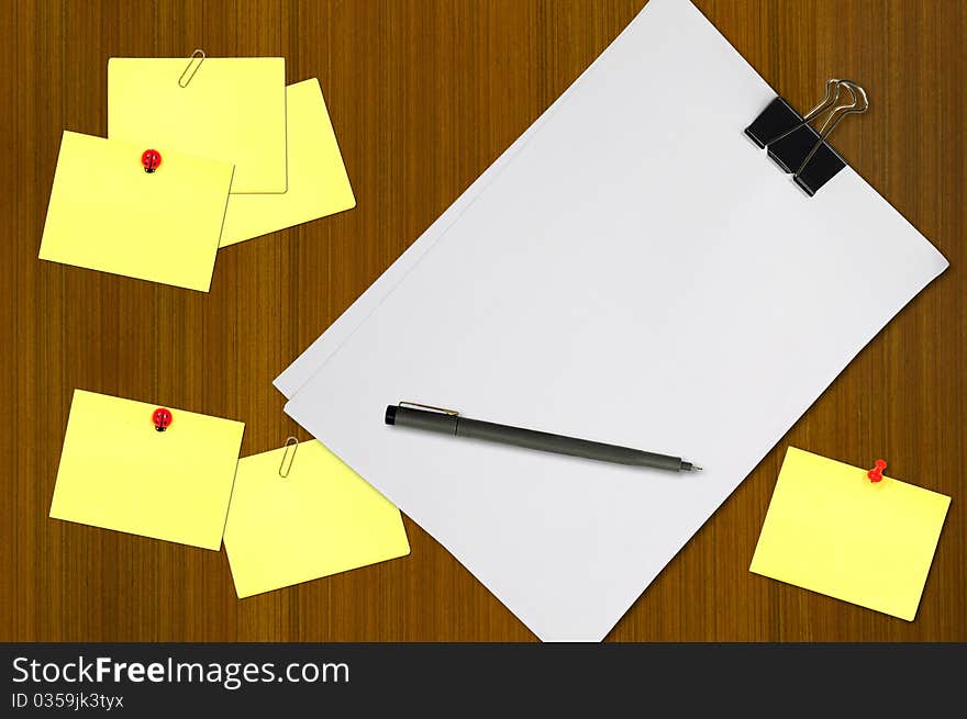 Yellow memo and white blank note paper with pen